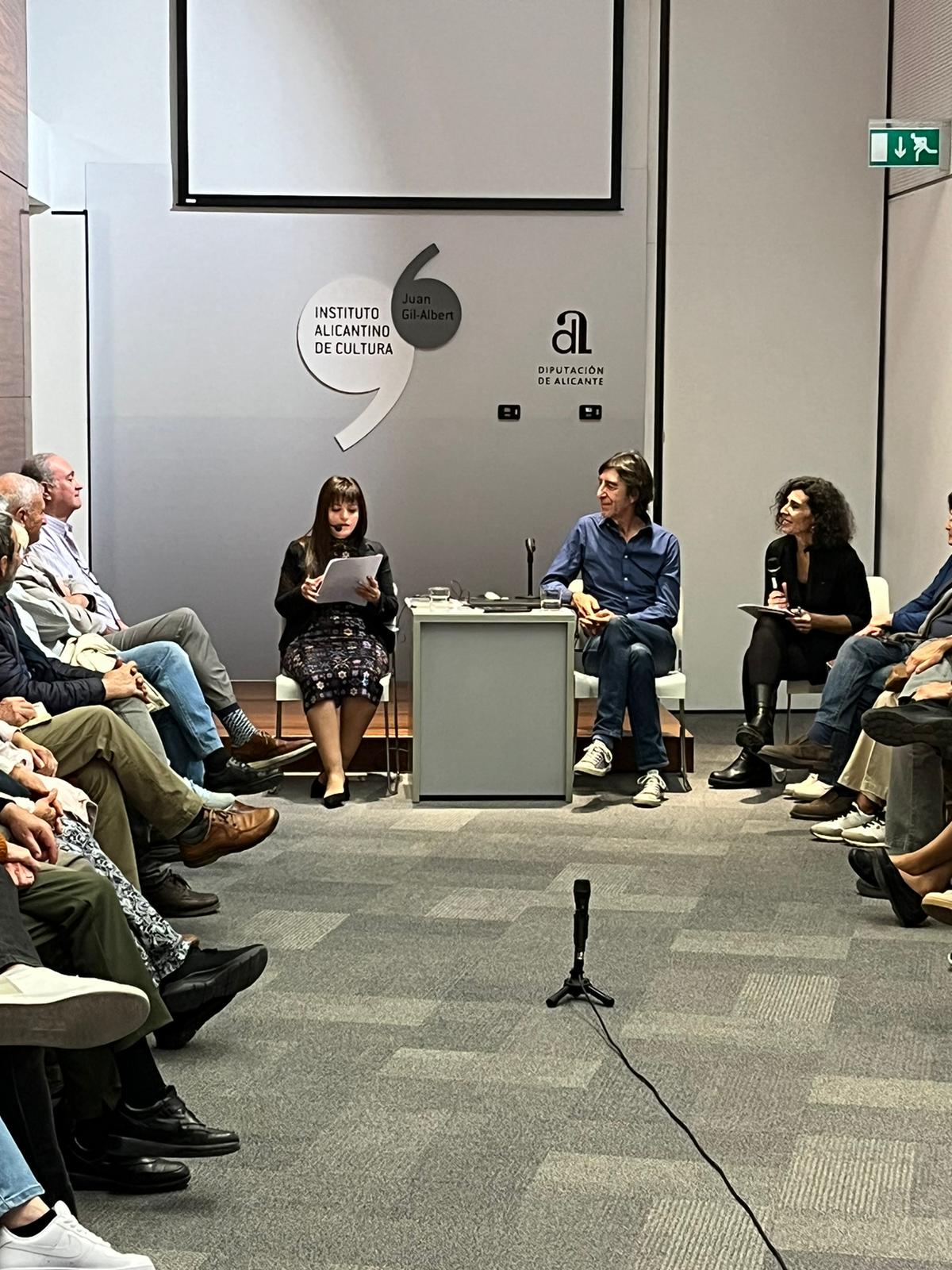 Més de mig centenar de persones es van donar cita ahir en la primera sessió del cicle poètic “Versos vs Versos”