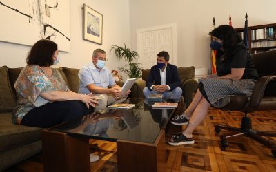 El Instituto Juan Gil-Albert dona un lote de más de 350 libros a la biblioteca de la Fundación Miguel Hernández